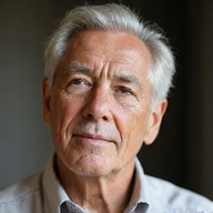 Porträt von Dr. Klaus W., einem Senior, der seine Vitalität durch Ernährung verbessert hat.