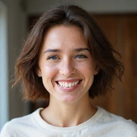 Porträt von Lena S., einer jungen, fröhlichen Frau.