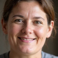 Porträt von Julia L., einer Mutter, die ihre Familienernährung optimiert hat.