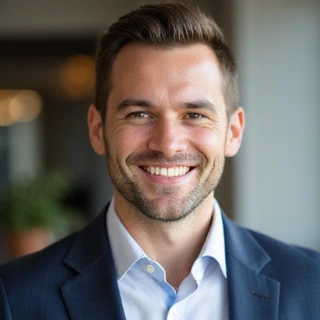 Professionelles Porträt eines freundlichen und kompetenten Ernährungsberaters, der Vertrauen und Fachwissen ausstrahlt, ohne Text oder Schriftzüge.